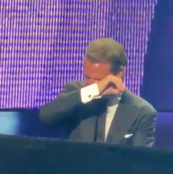 Luis Miguel no contiene sus lágrimas y rompe en llanto durante concierto