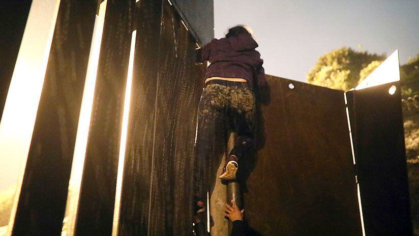 En muro fronterizo de Arizona captan a pareja lanzando a niños desde lo alto 