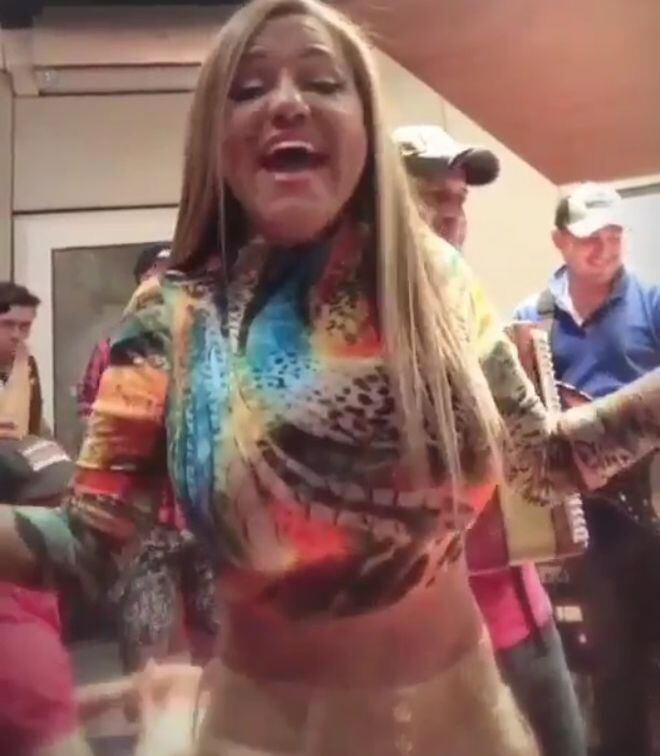 Te pica y te duele. Dedícala.Nuevo tema de Carnaval de Samy y Sandra. Video