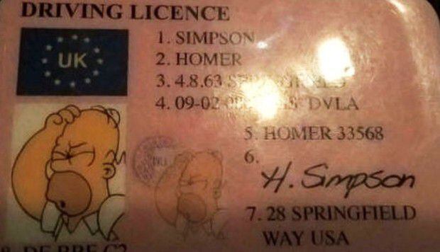 Hombre trata de evitar multa usando licencia de conducir de Homero Simpson