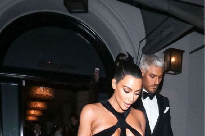 Kim Kardashian se enoja y le tira a empresa que plagió vestido revelador que usó