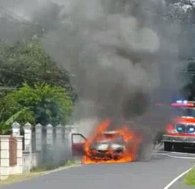 Auto arde en llamas en Santiago, 'era una bomba de tiempo'
