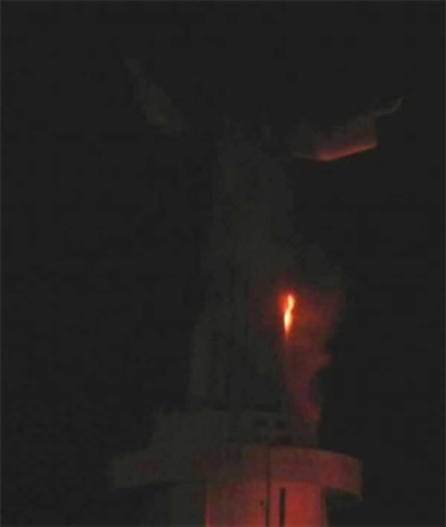 VIDEO| Arde estatua gigante de Cristo Redentor donada por Odebrecht