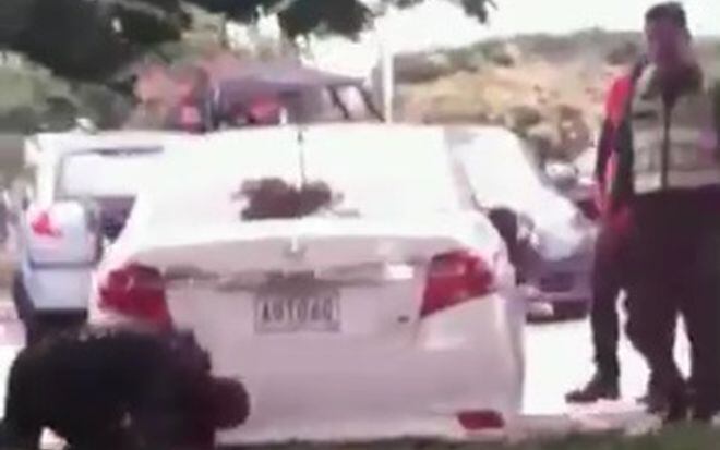 Se roban los 4 rines y llantas de un auto estacionado en Cinta Costera