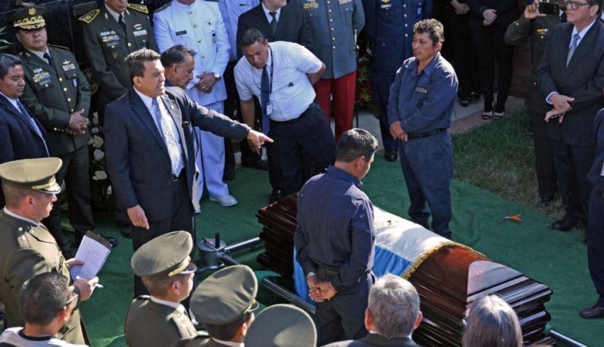 Entierran a ex dictador Efraín Ríos Montt luego de dos horas de haber fallecido 