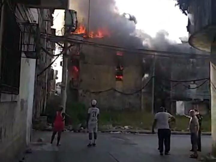 Última hora: Se quema viejo caserón en Colón