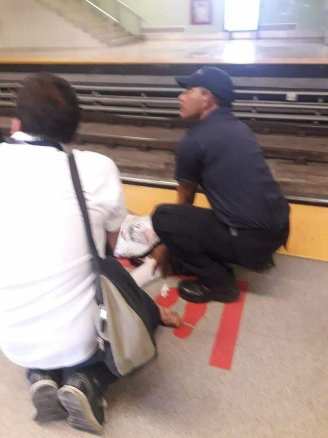 Mujer cae en rieles del metro en estación La Lotería.Bombero se lanza al rescate