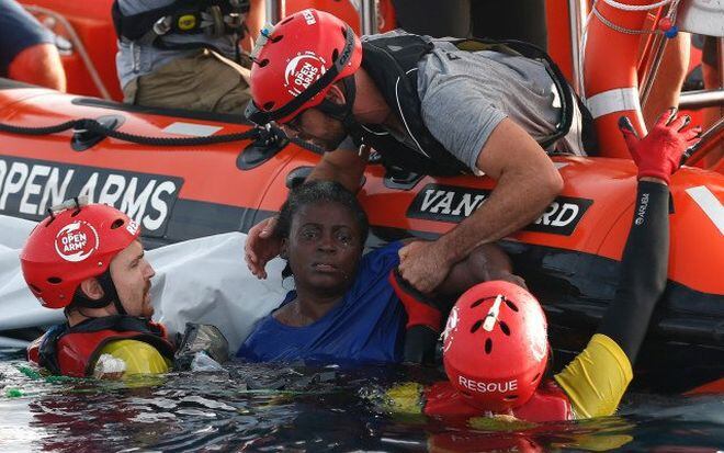 Rescatan a una náufraga que estaba aferrada a dos muertos en el Mediterráneo