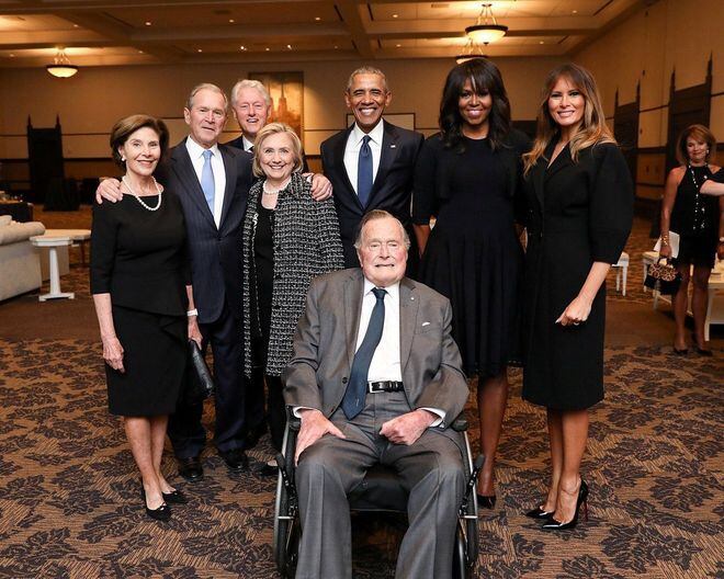 Tras la muerte de su esposa Barbara Bush el expresidente George Bush se enferma