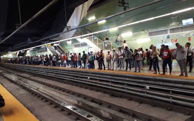 Una persona se lanzó a la pasarela de túnel del Metro. Causa revuelo | Video