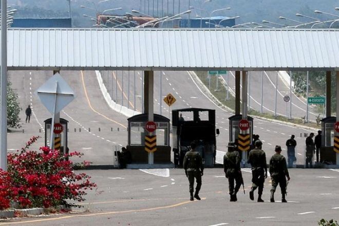 Colombia denuncia que Maduro ordenó soldar contenedores al puente de Tienditas