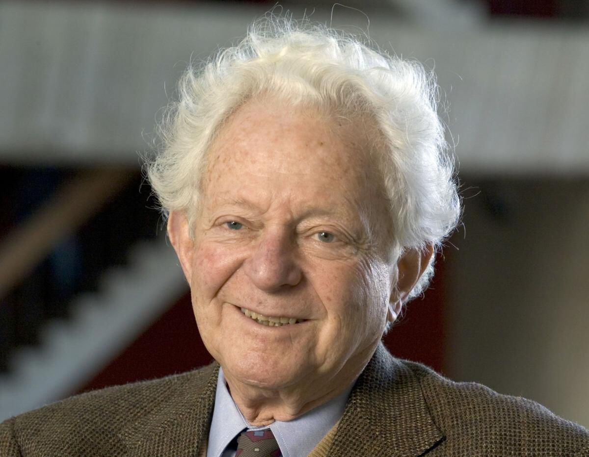 Murió el Nobel que bautizó al bosón de Higgs como la 'partícula de Dios'