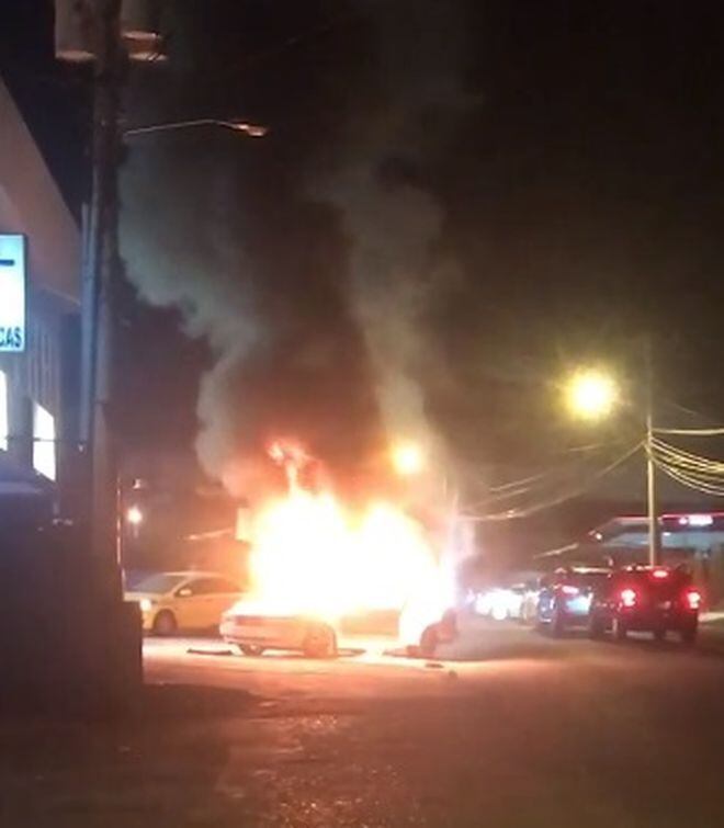 Auto se incendia frente al Motel El Encanto, en la 24 | Video