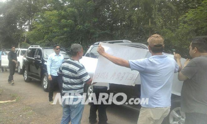 ¡TODO ESO! Transportistas bloquean el auto de Varela en Coclé 