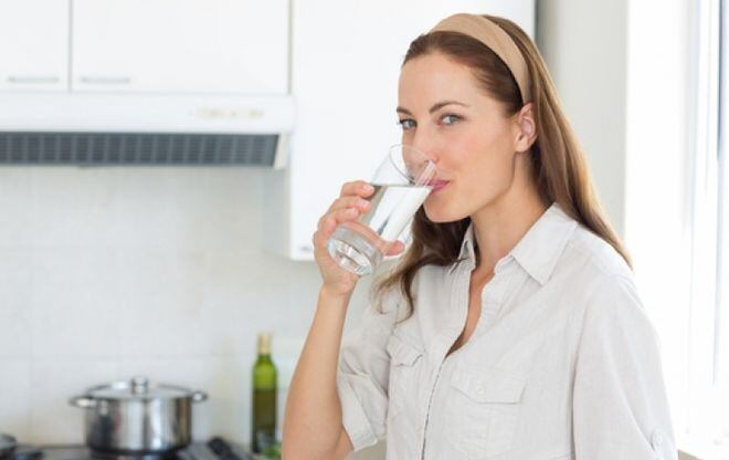 Descubre cómo puede mejorar tu salud al beber más agua cada día