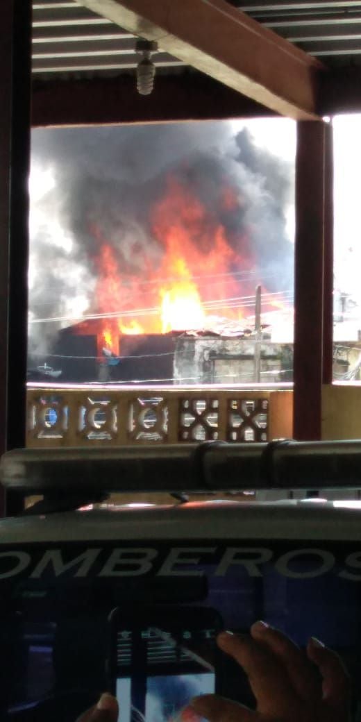 Se registra gran incendio entre calle 12 y Meléndez de Colón
