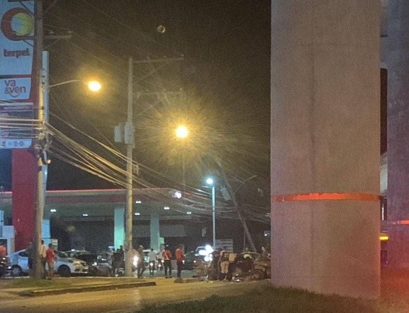 El carro quedó partido en dos. Un muerto y varios heridos en aparatoso accidente en San Antonio. Video