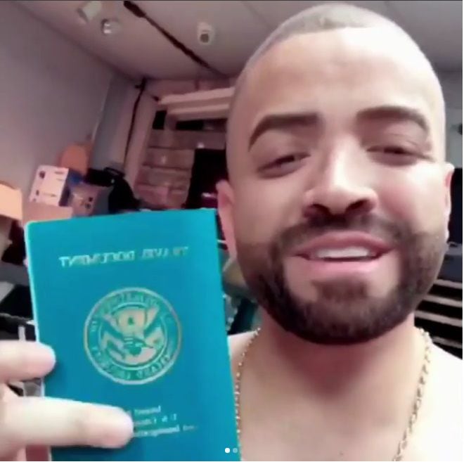 ¡Protegido! Nacho recibe documento de 'refugiado' en los Estados Unidos
