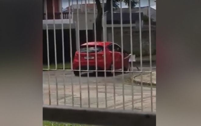 ¡Insólito! Mujer abandona a su hija de 5 años en la calle pese a los gritos