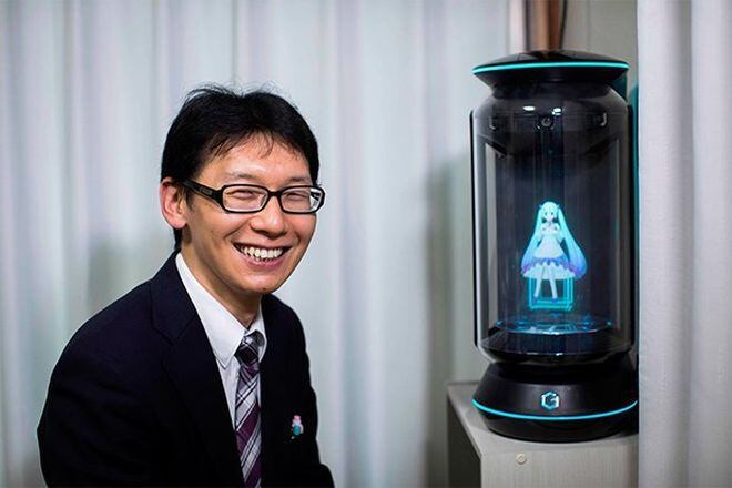 Forever alone… Este hombre japonés se casó con un holograma 