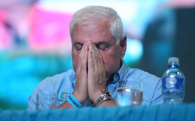 LLEGÓ ESPOSADO DE PIES Y MANOS. Hay imágenes de Ricardo Martinelli