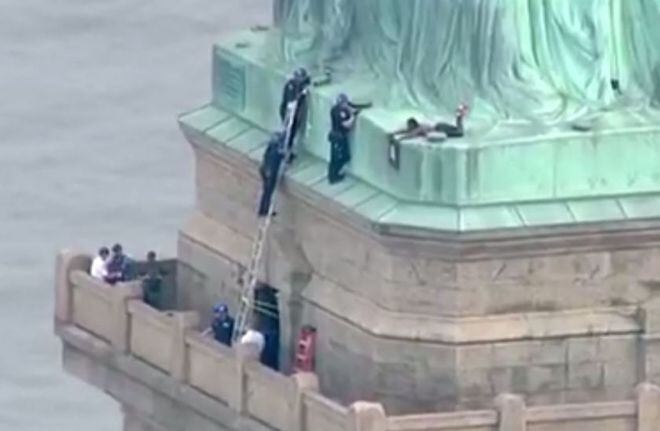 Mujer escala la Estatua de la Libertad en protesta contra Donald Trump