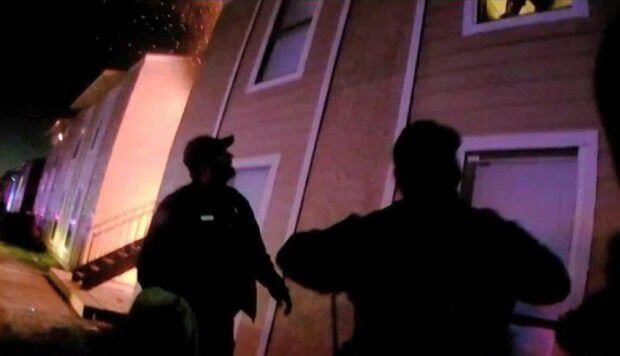 Video. El impactante momento en que un niño salta de un edificio en llamas