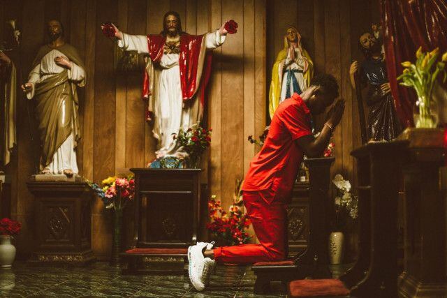 Agotadas las ‘zapatillas de Jesús’ que costaban 3 mil dólares y traían agua bendita
