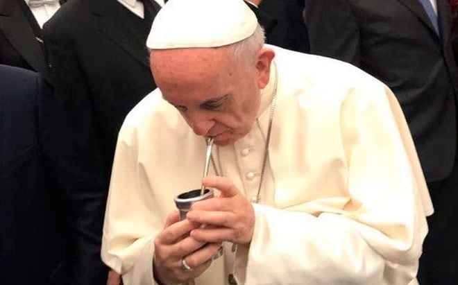 El Papa toma mate ofrecido por sacerdote paraguayo y le pregunta por la 'chipa'