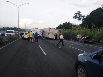 Colisión múltiple mantiene el  tráfico detenido en la  autopista Arraiján -La Chorrera hacia el interior. Videos