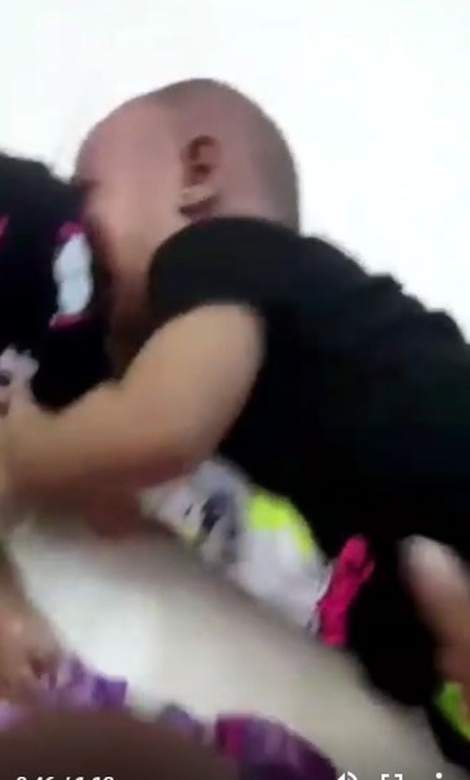 Identifican a mujer que golpeó brutalmente a bebés en video viral. Fue capturada