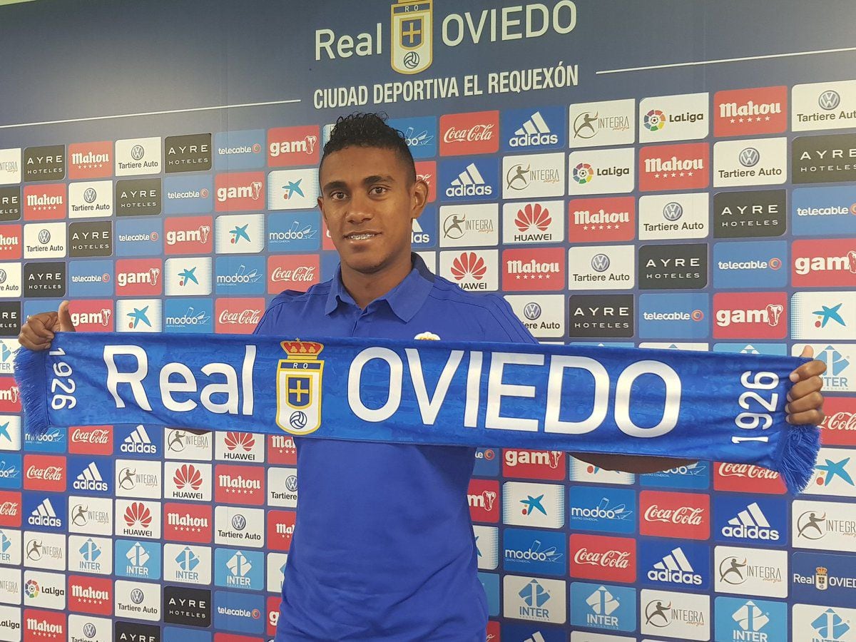 El equipo español Real Oviedo presenta al panameño Yoel Bárcenas como su fichaje