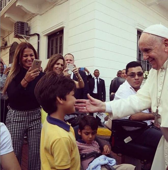 Presentadora de TV no aguantó el llanto ante el Papa. Te diremos por qué