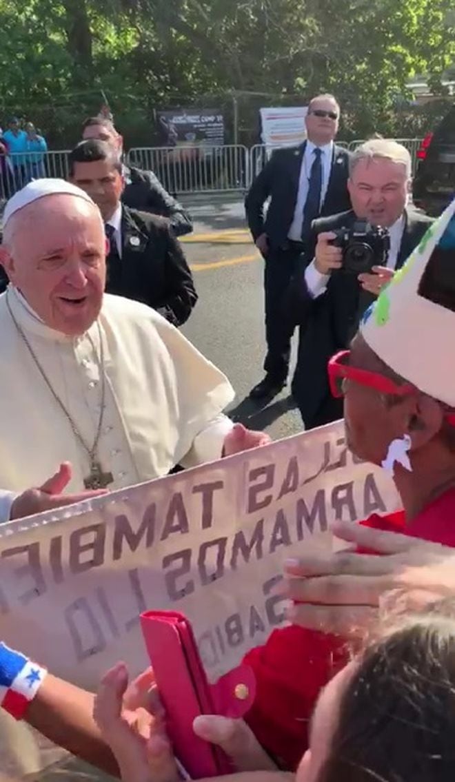 'Los viejos armamos líos, pero...'.Miren a quién el Papa besa y canta cumpleaños