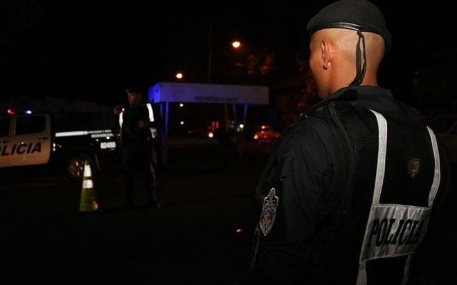 Policía es apuñalado por su mujer. Está grave