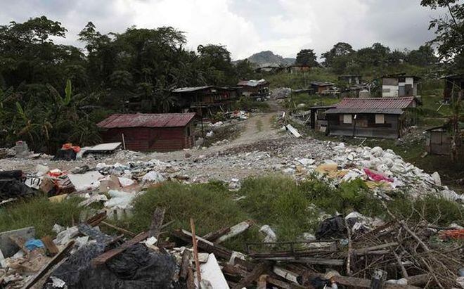 Guna Nega, el pueblo pegado a un vertedero que sobrevive del reciclaje