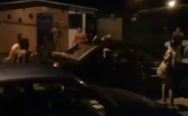 Capturan a mamá por agredir a su hija y destruirle su auto a palazos. Video.