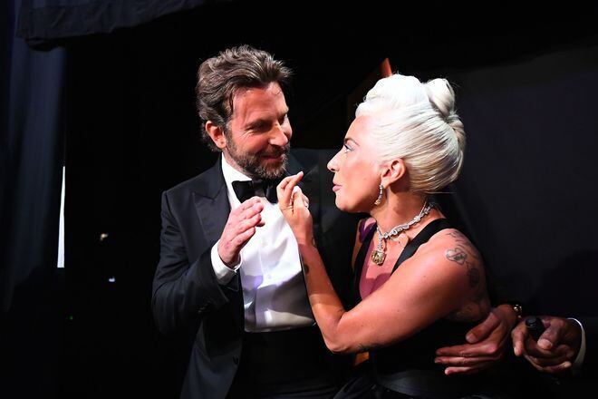 Exesposa de Bradley Cooper cree que hay  algo entre el actor y Lady Gaga