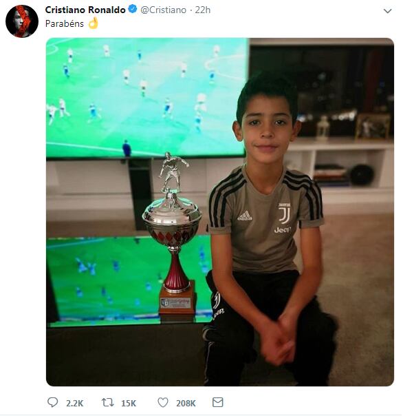 Cristiano Ronaldo se muestra orgulloso del primer título de su hijo