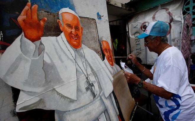 Jubilado de 82 años pinta figuras gigantes del Papa y camisetas con su cara