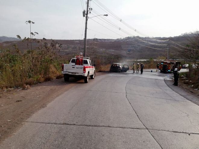 'Chambonadas' con autos produce incendio en las vías