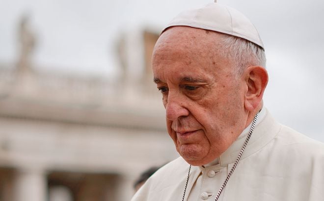 El papa Francisco ora por los muertos en el derrumbe del puente de Génova