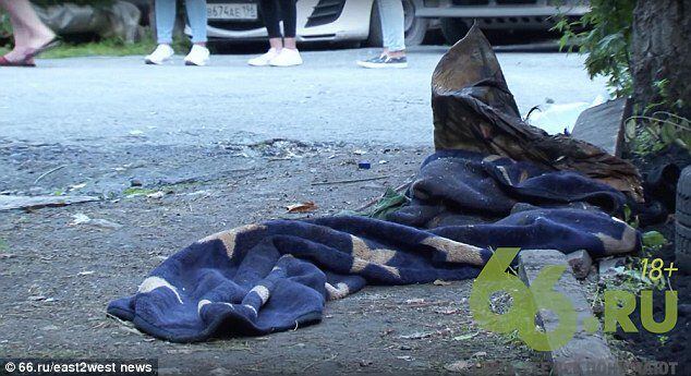 Mujer sacó el cadáver momificado de su marido al patio de su casa