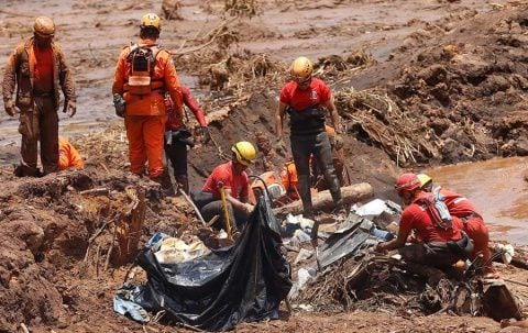 Cifra de muertos llega a 99 tras derrumbe en Brasil