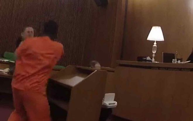 Hombre golpea a su abogado al ser condenado a 50 años