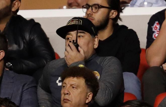 Maradona se queda sin título y casi se va a los golpes con hinchas
