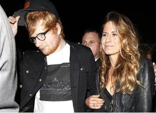 ¡Wopa! El afamado cantautor Ed Sheeran le pide matrimonio a su novia de infancia