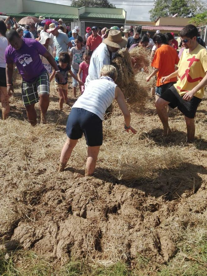 Peregrinos se divierten en junta de embarra.Chequee cómo quedó. Video
