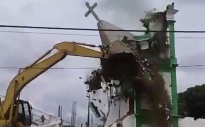 VIDEO| Maquinaria derrumba iglesia histórica de Capira, moradores indiganados