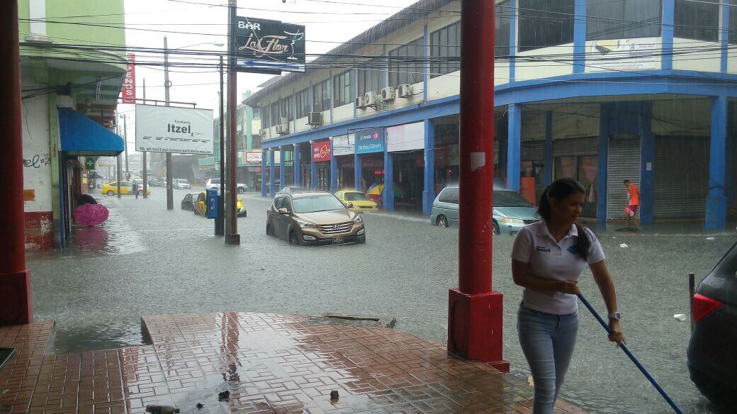 Tras fuertes lluvias se reportan inundaciones en Colón ¿será por la basura?